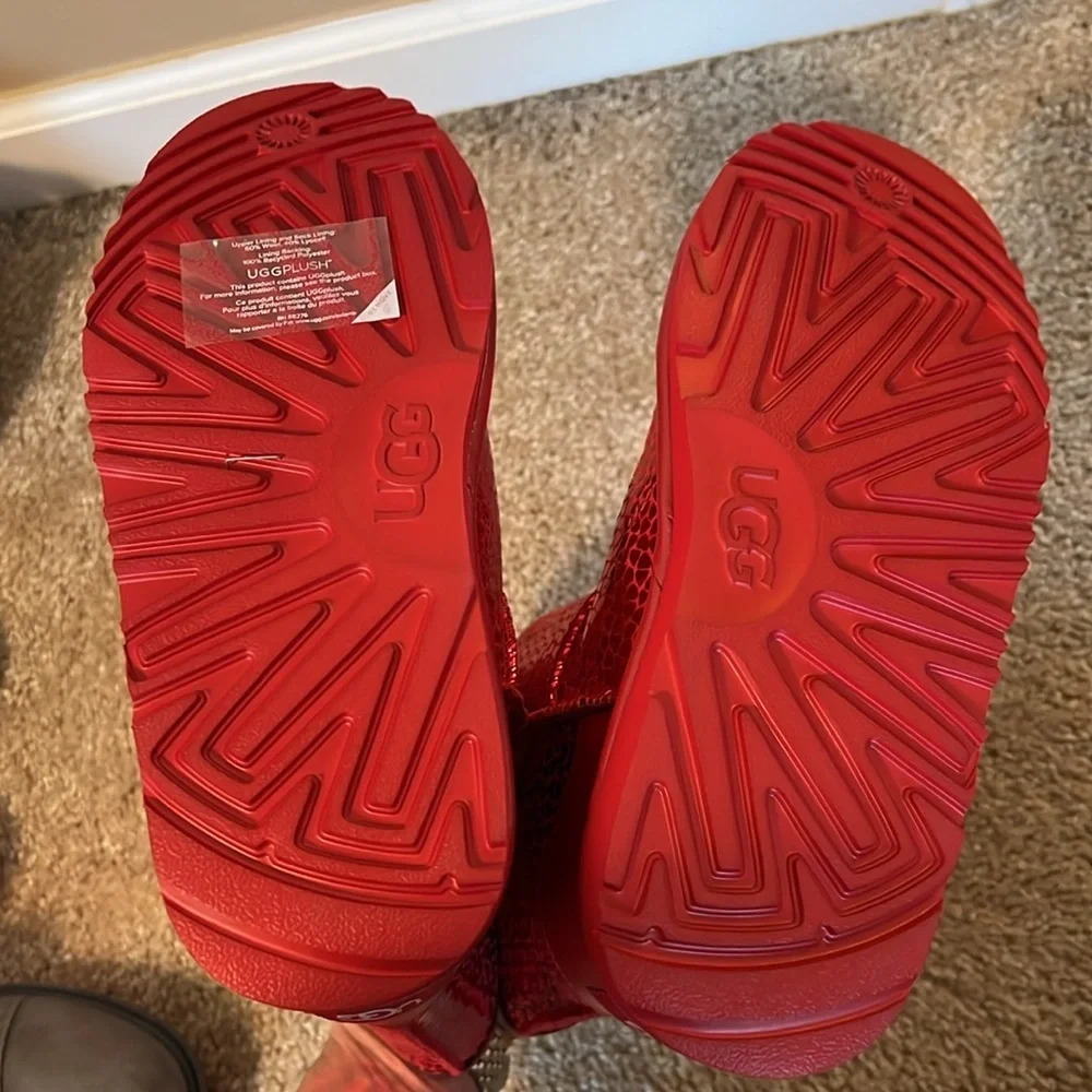 Ugg red heart boots kids shoe pull on size 7 toddler shoe metallic